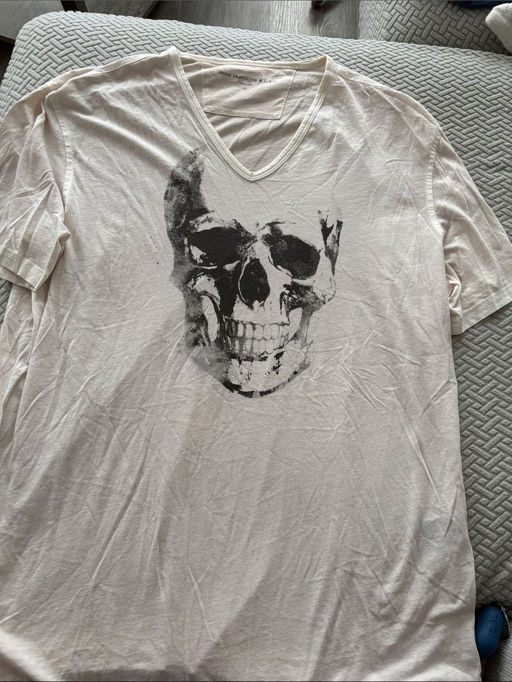 John  Varvatos size xl Men's White Graphic Skull V-Neck Tee